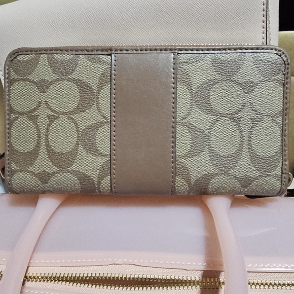 ⚡️⚡️Authentic Coach Wallet⚡️⚡️ - Picture 3 of 5